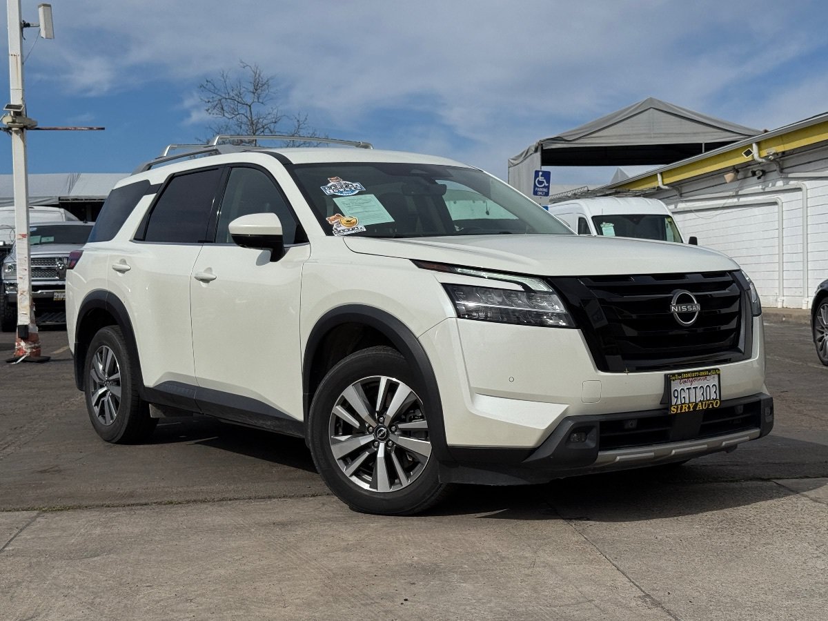 Used 2023 Nissan Pathfinder SL w/ Black Appearance Package FWD image 2
