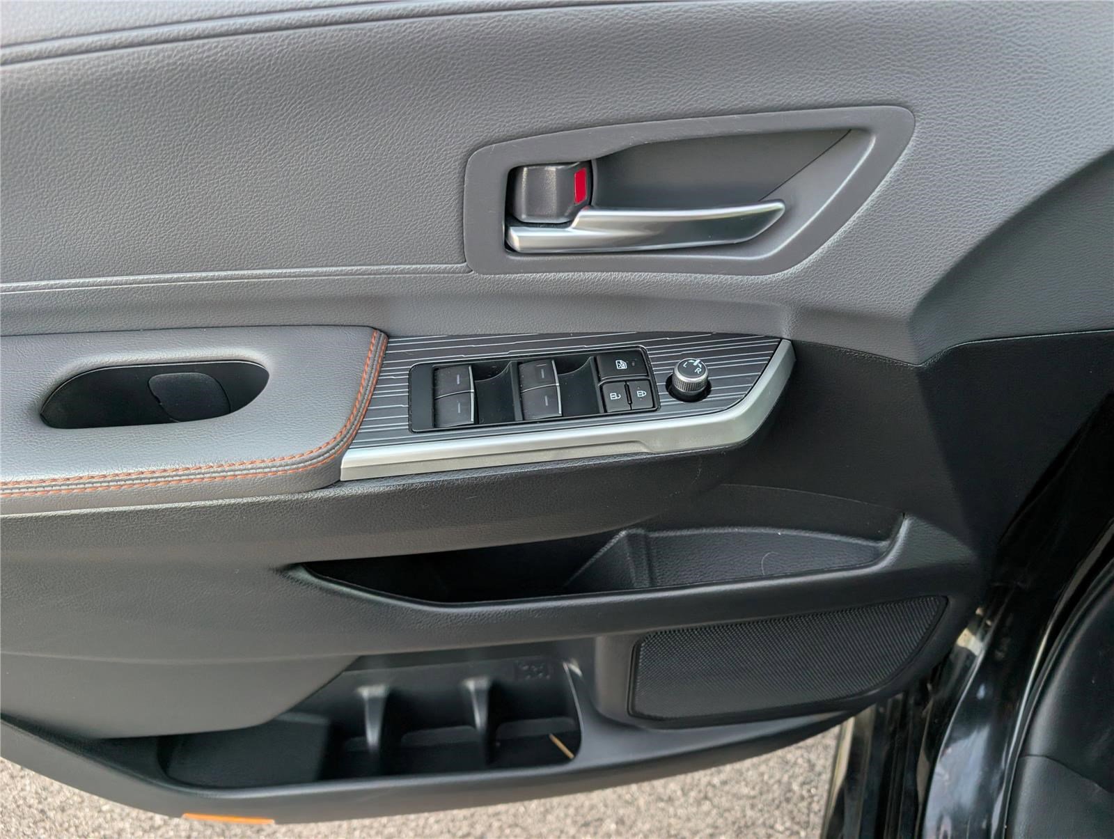 Used 2024 Toyota Sienna XSE w/ XSE Plus Package image 21