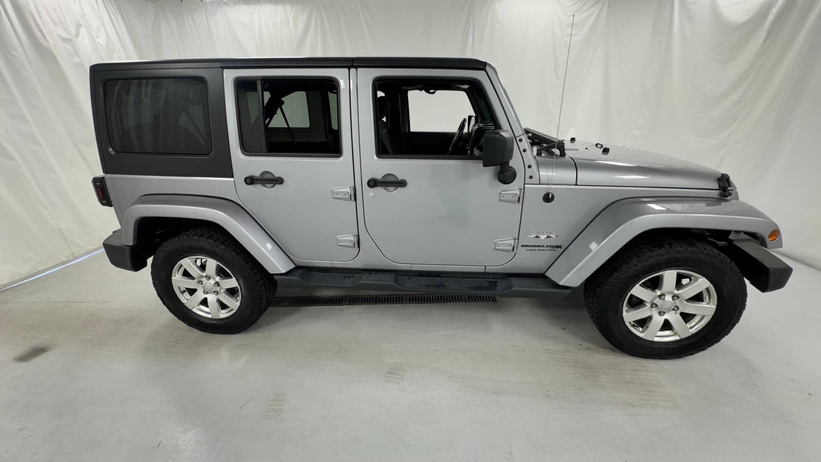 Used 2018 Jeep Wrangler Unlimited Sahara w/ Connectivity Group AWD/4WD image 2