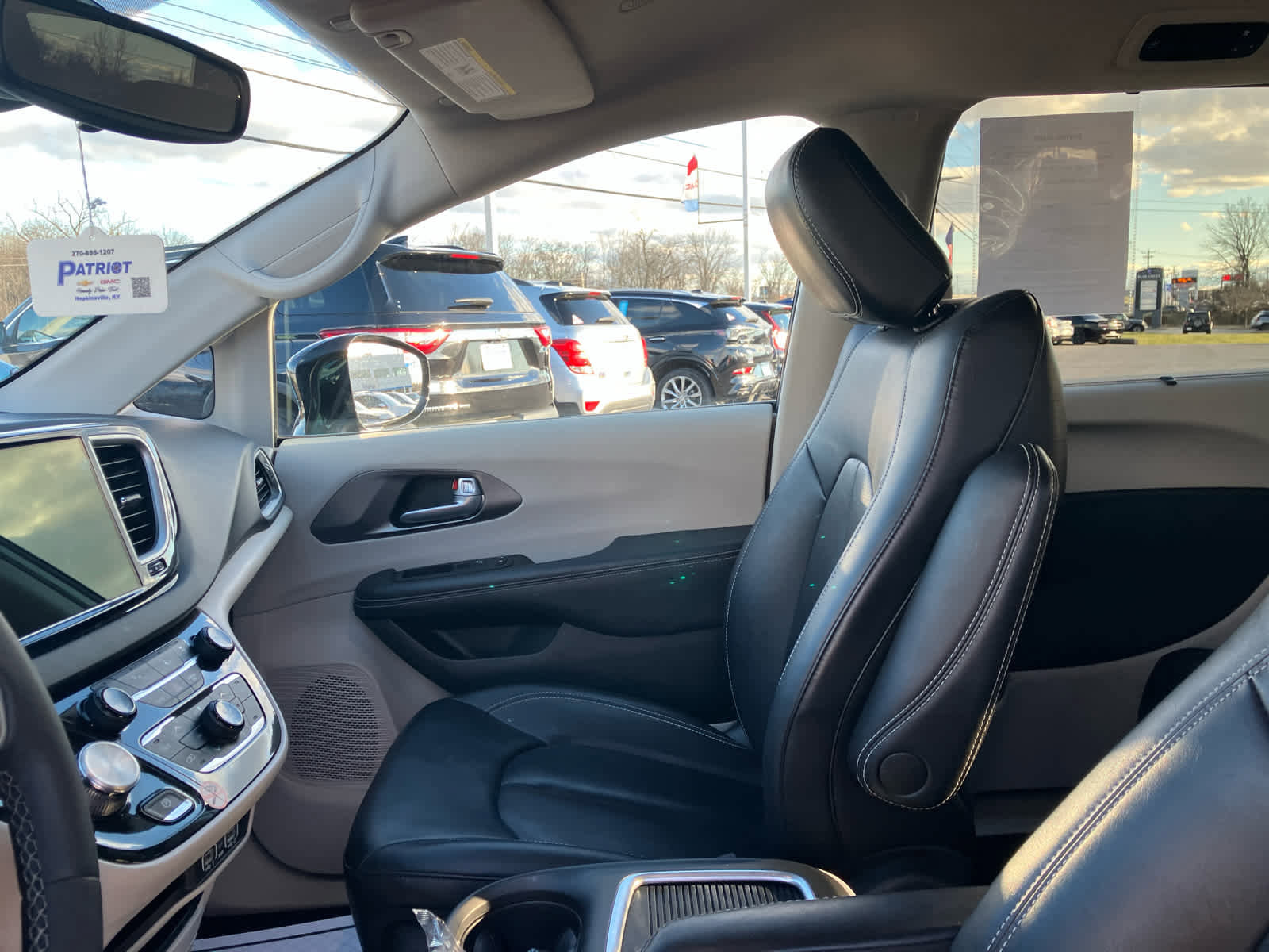 Used 2024 Chrysler Pacifica Touring-L image 10