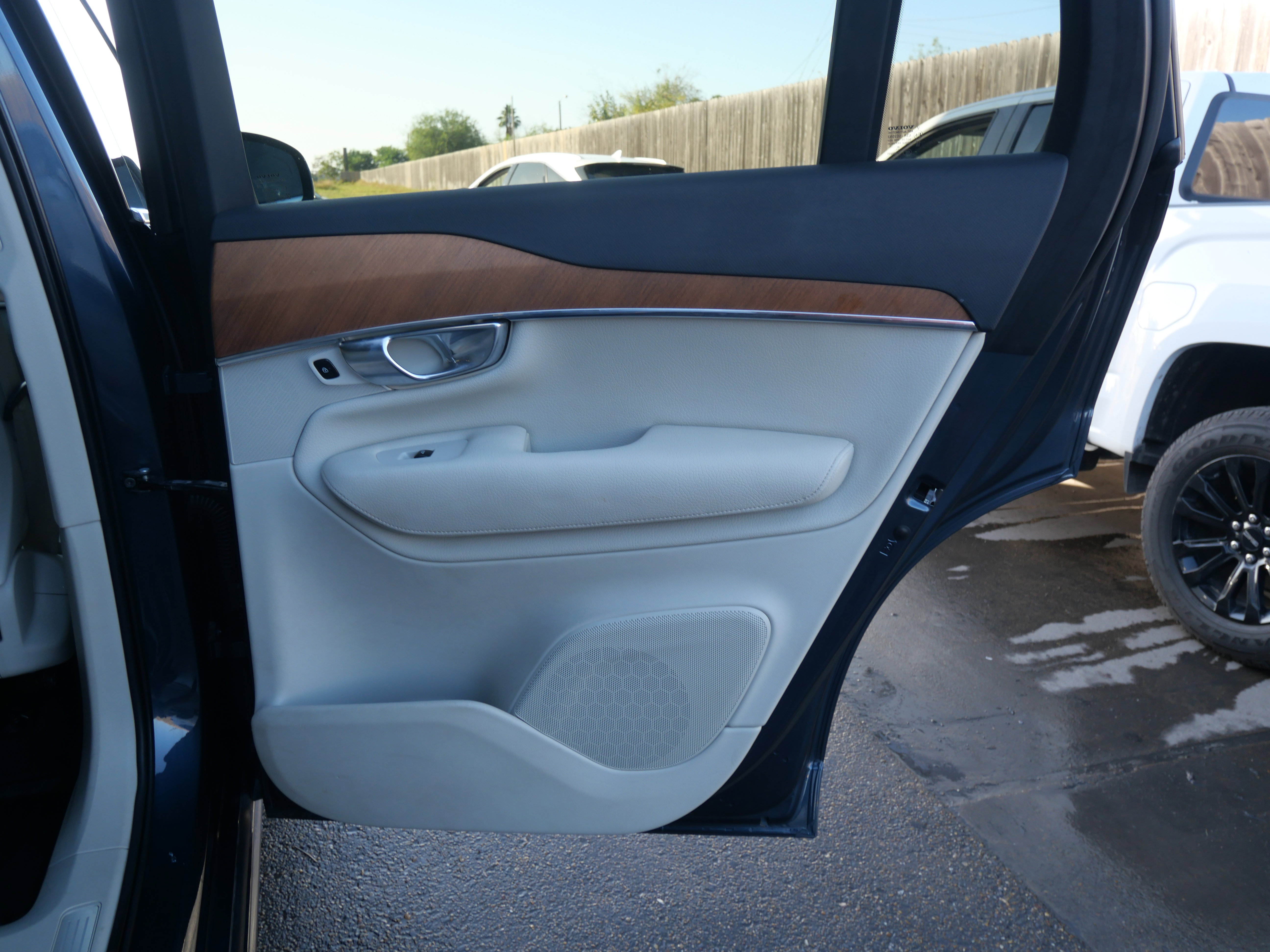 Used 2021 Volvo XC90 T6 Momentum image 12