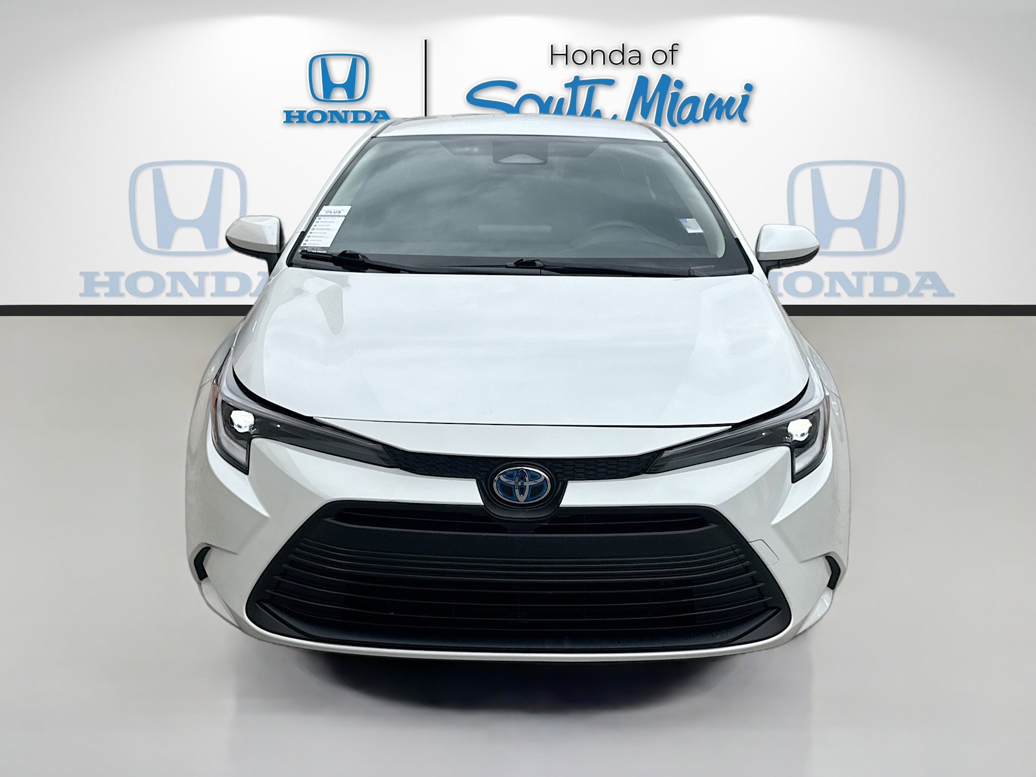 Used 2025 Toyota Corolla LE w/ Convenience Package image 2