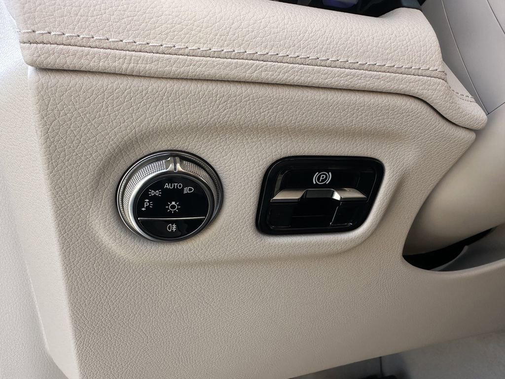 New 2026 Mercedes-Benz EQS 550 4MATIC SUV image 35