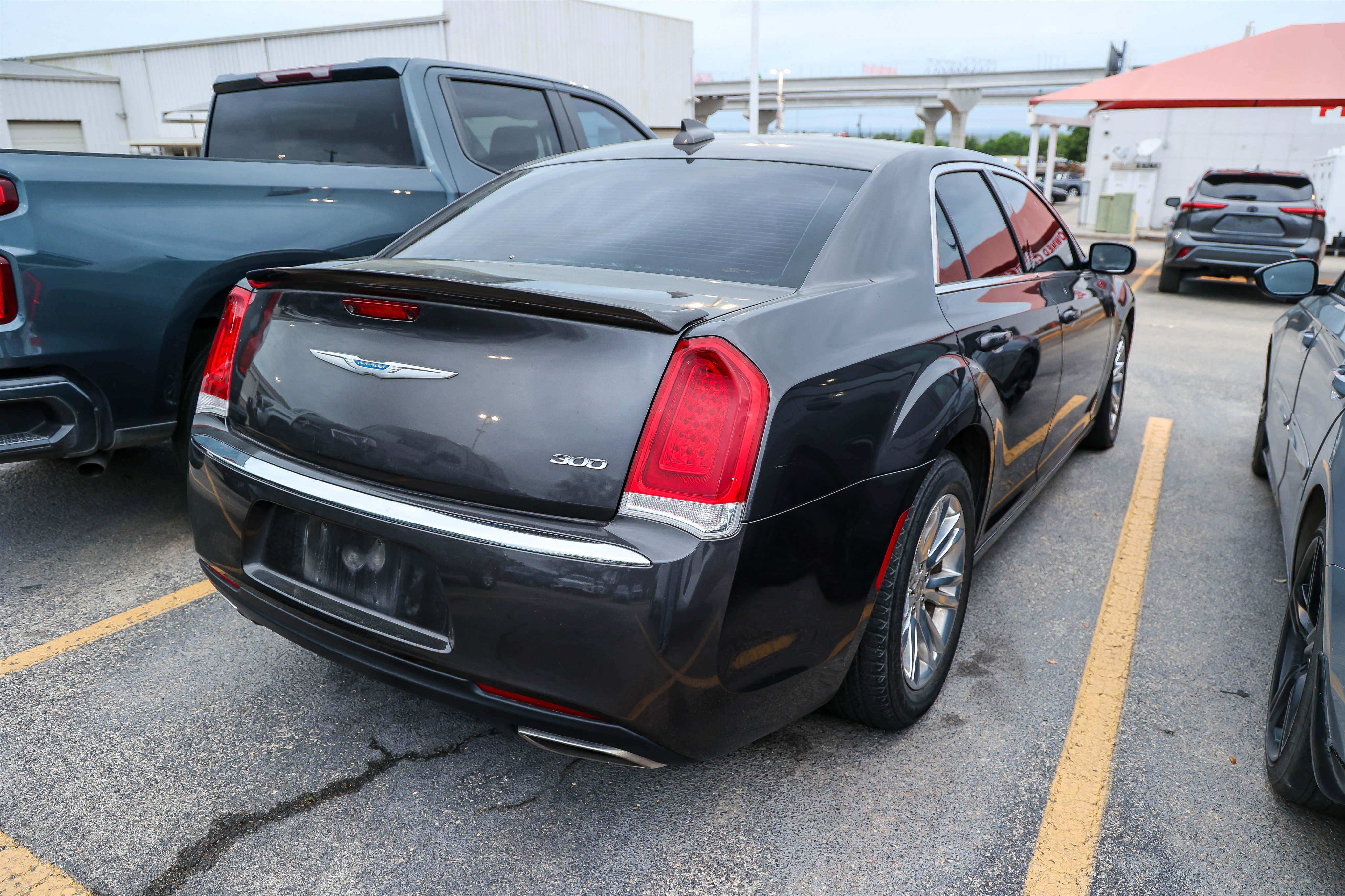 Used 2021 Chrysler 300 Touring w/ Driver Convenience Group image 8