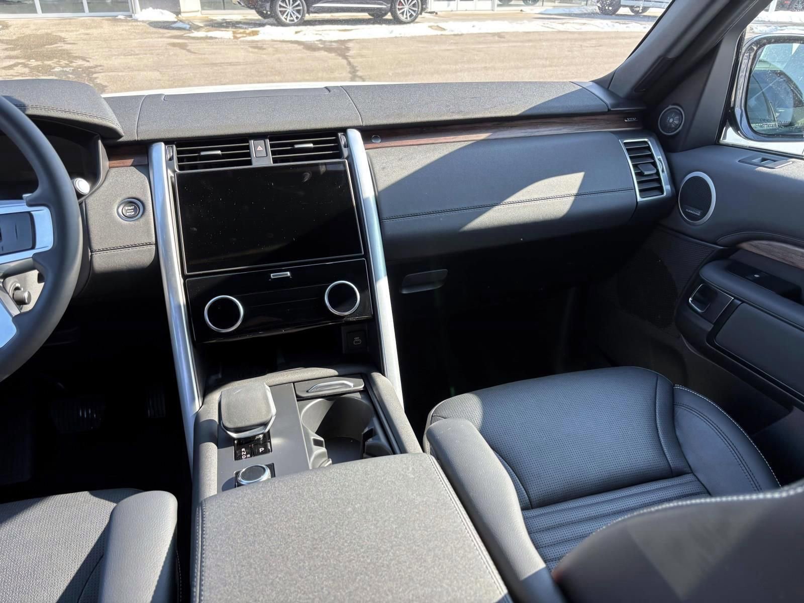 Used 2025 Land Rover Discovery S image 24