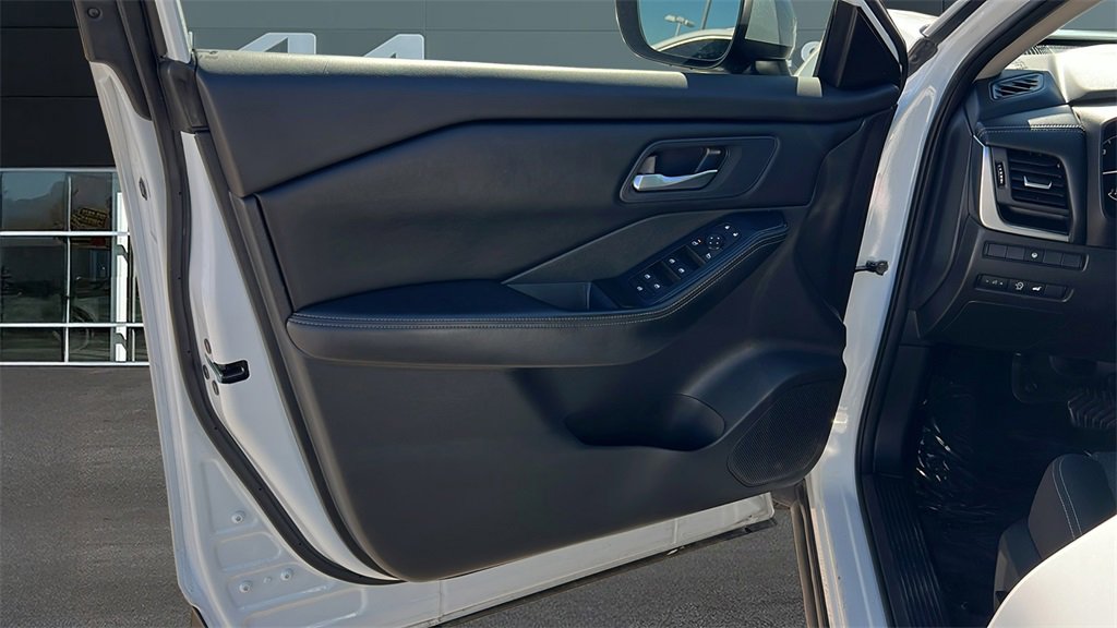 Used 2024 Nissan Rogue SV image 8