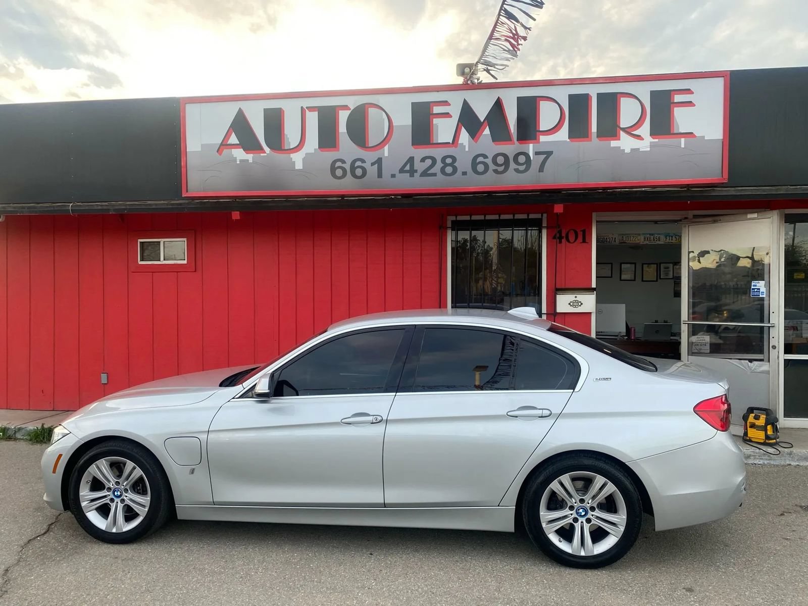 Used 2017 BMW 330e w/ Driver Assistance Package RWD image 1