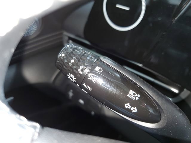 Used 2022 Hyundai Elantra SEL w/ Convenience + Premium Package FWD image 16