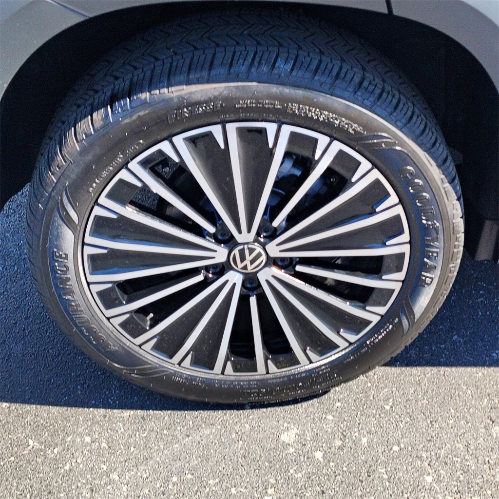 Certified 2025 Volkswagen Taos SE image 6