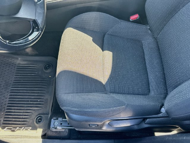 Used 2018 Toyota C-HR XLE FWD image 22