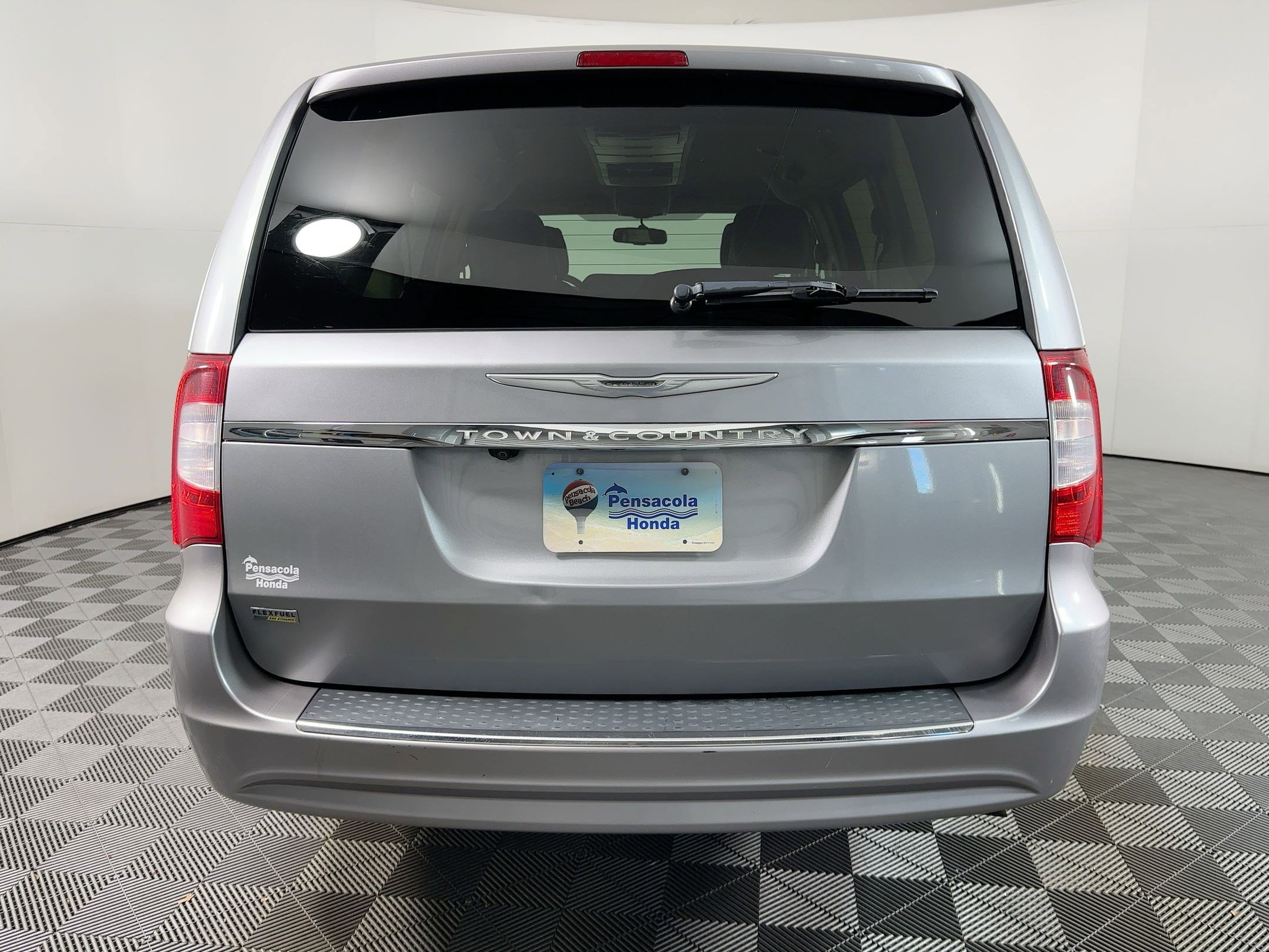 Used 2014 Chrysler Town & Country Touring image 8