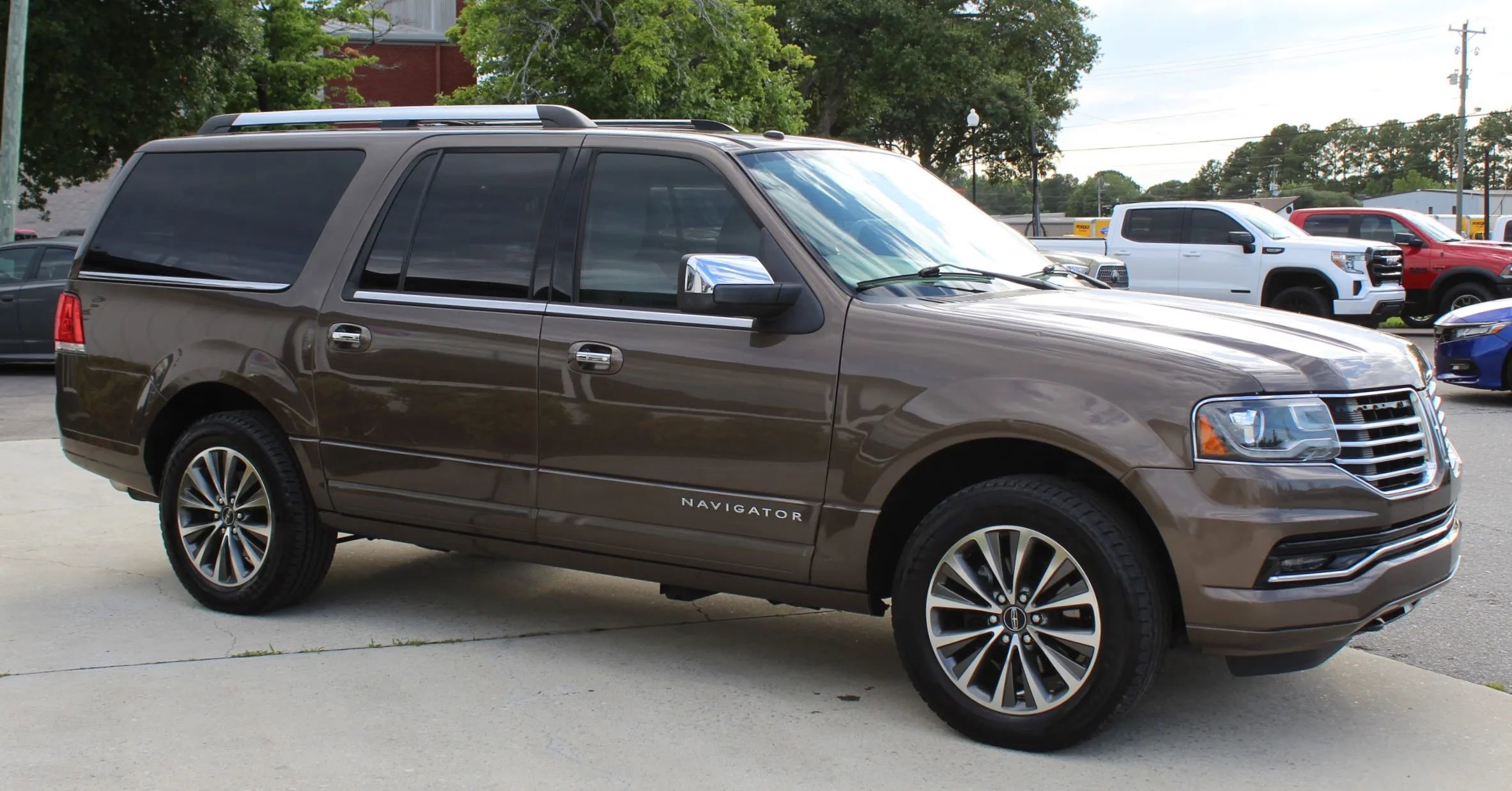 Used 2017 Lincoln Navigator L Select RWD image 7