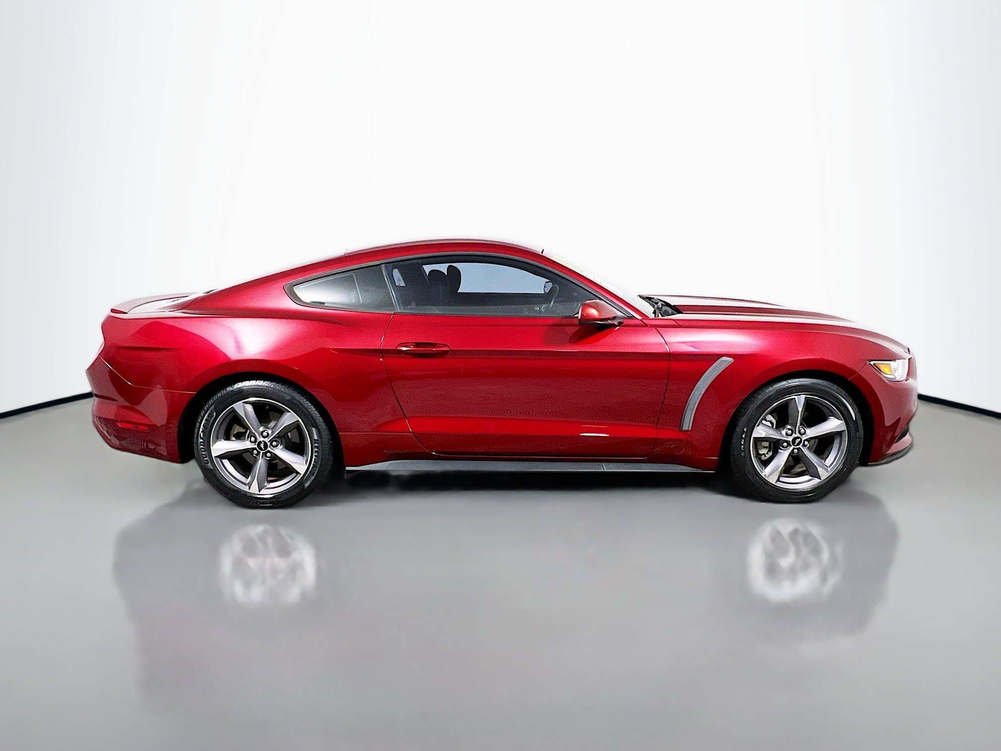 Used 2017 Ford Mustang Coupe image 3