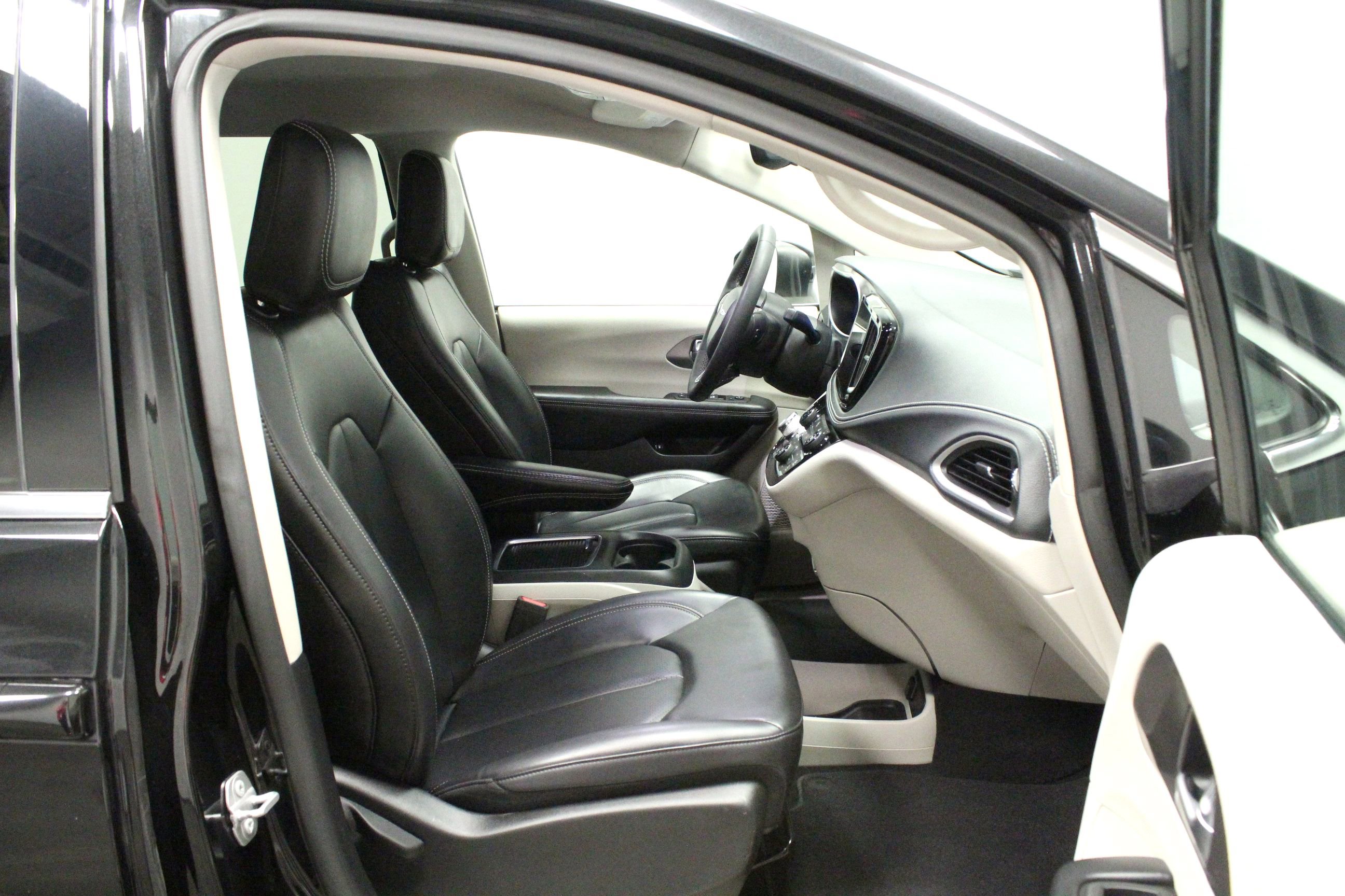 Used 2023 Chrysler Pacifica Touring-L FWD image 16