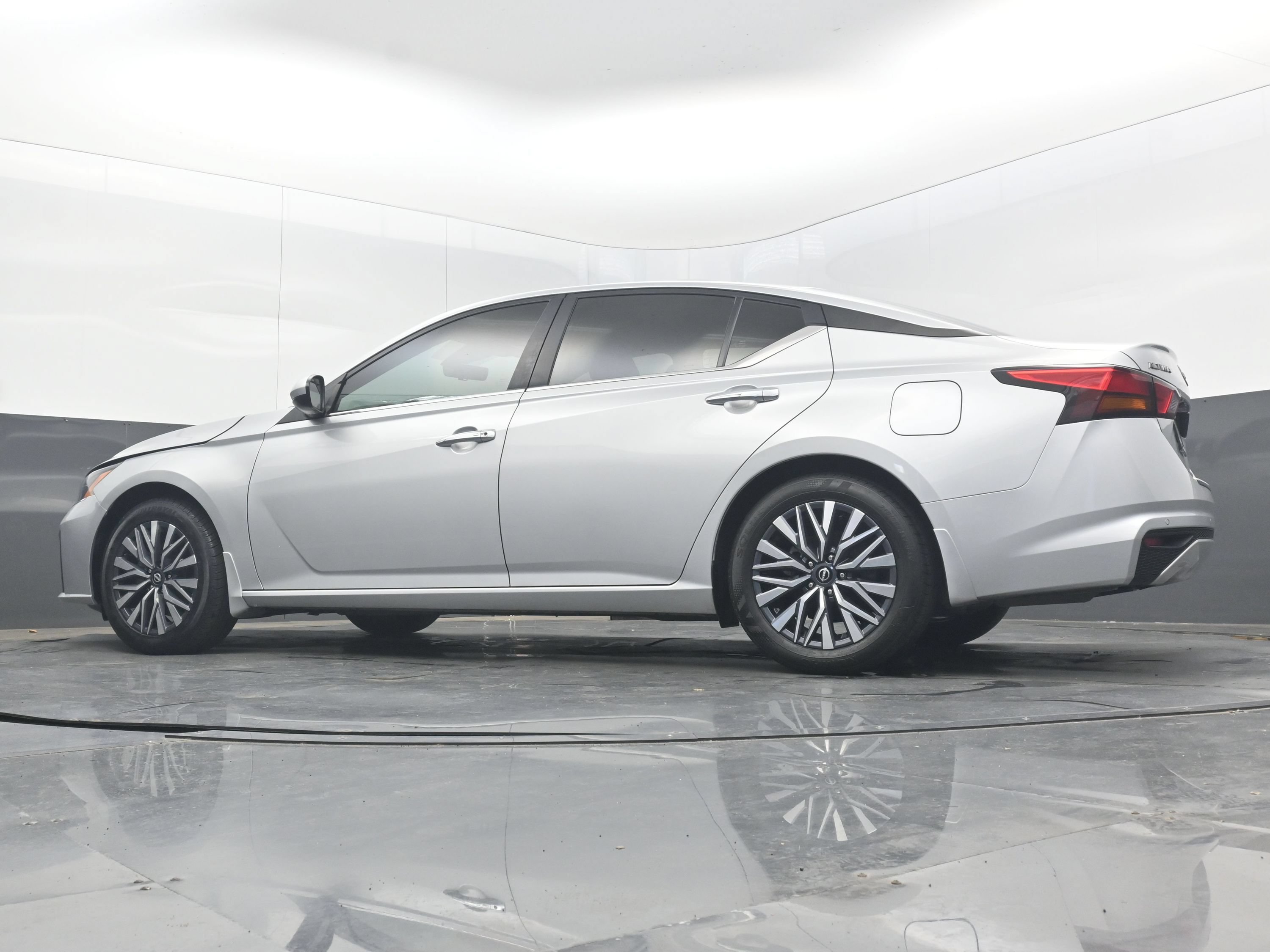 Used 2023 Nissan Altima 2.5 SV FWD image 27