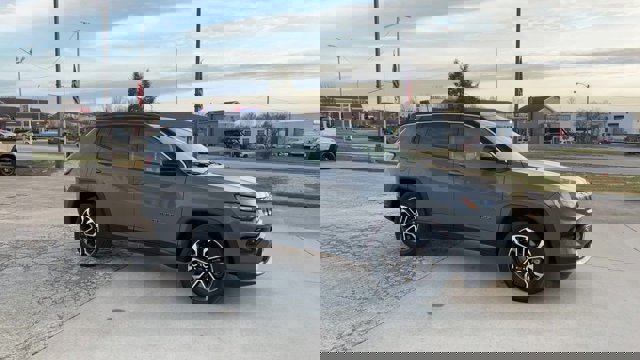 Used 2022 Jeep Compass Limited w/ Sun and Sound Group image 2