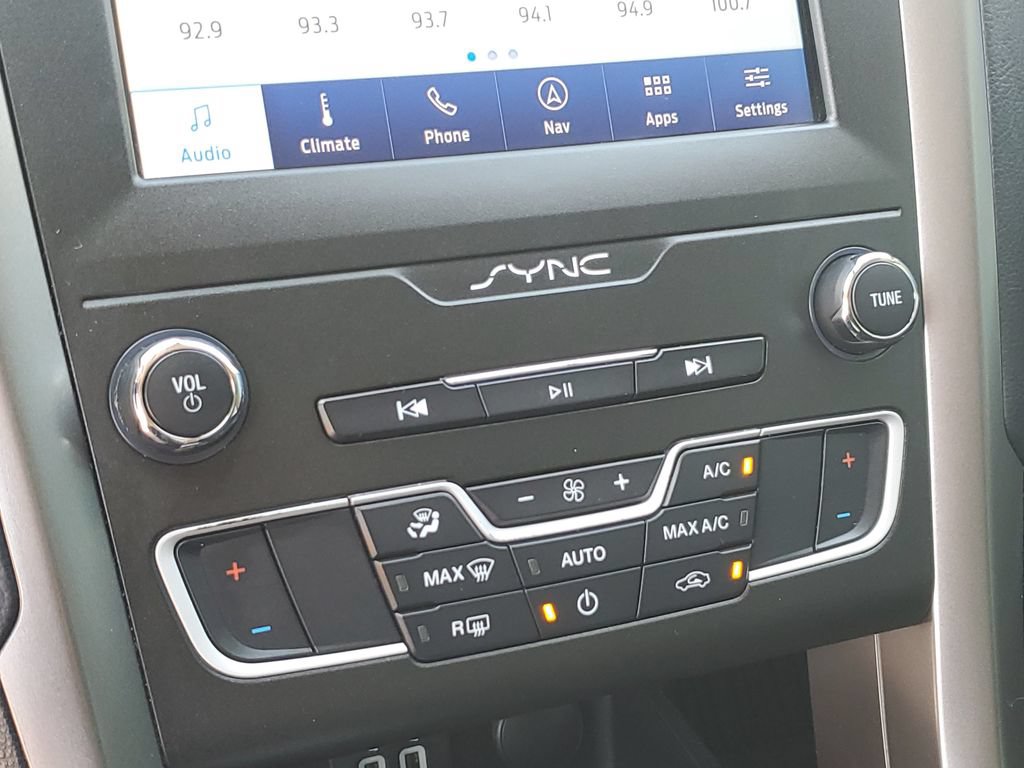 Used 2020 Ford Fusion SE FWD image 19