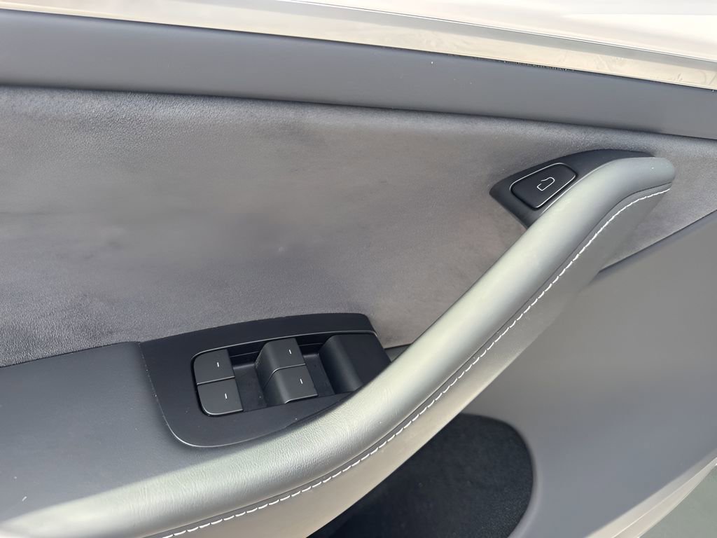 Used 2023 Tesla Model Y Long Range image 29