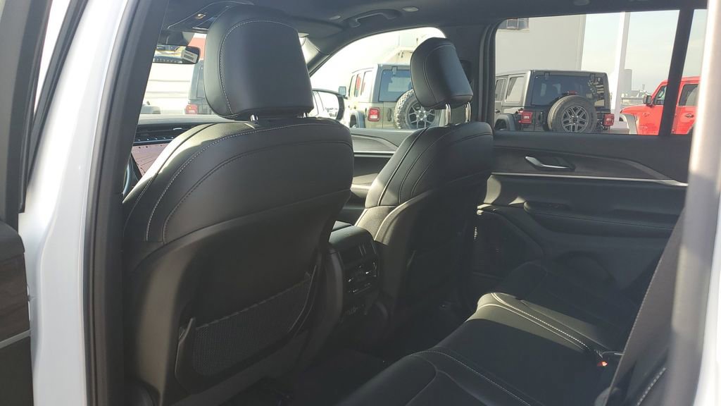 New 2025 Jeep Grand Cherokee Limited image 16
