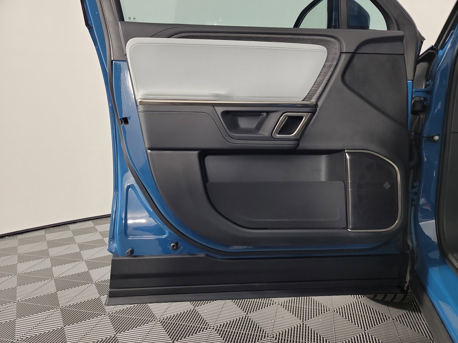 Used 2023 Rivian R1S Launch Edition image 14