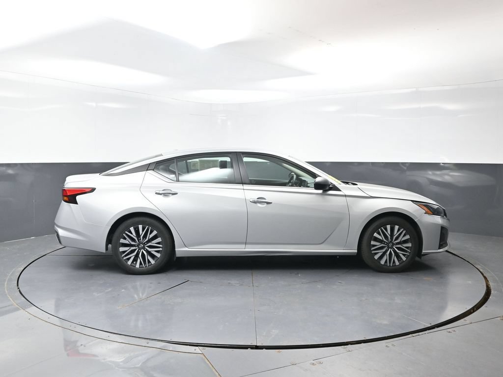 Used 2024 Nissan Altima 2.5 SV FWD image 3