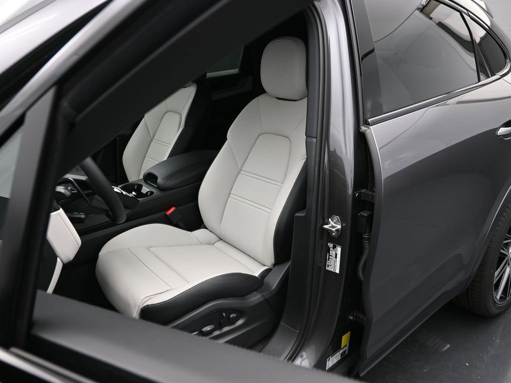 New 2025 Porsche Cayenne Coupe image 5