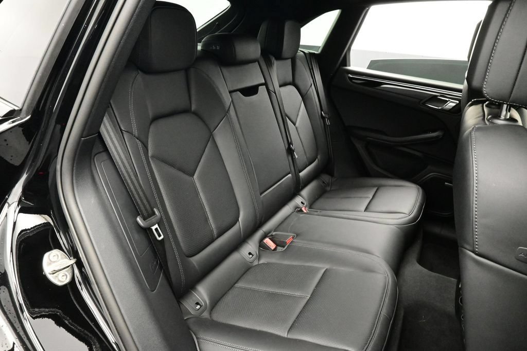 Certified 2025 Porsche Macan AWD/4WD image 17