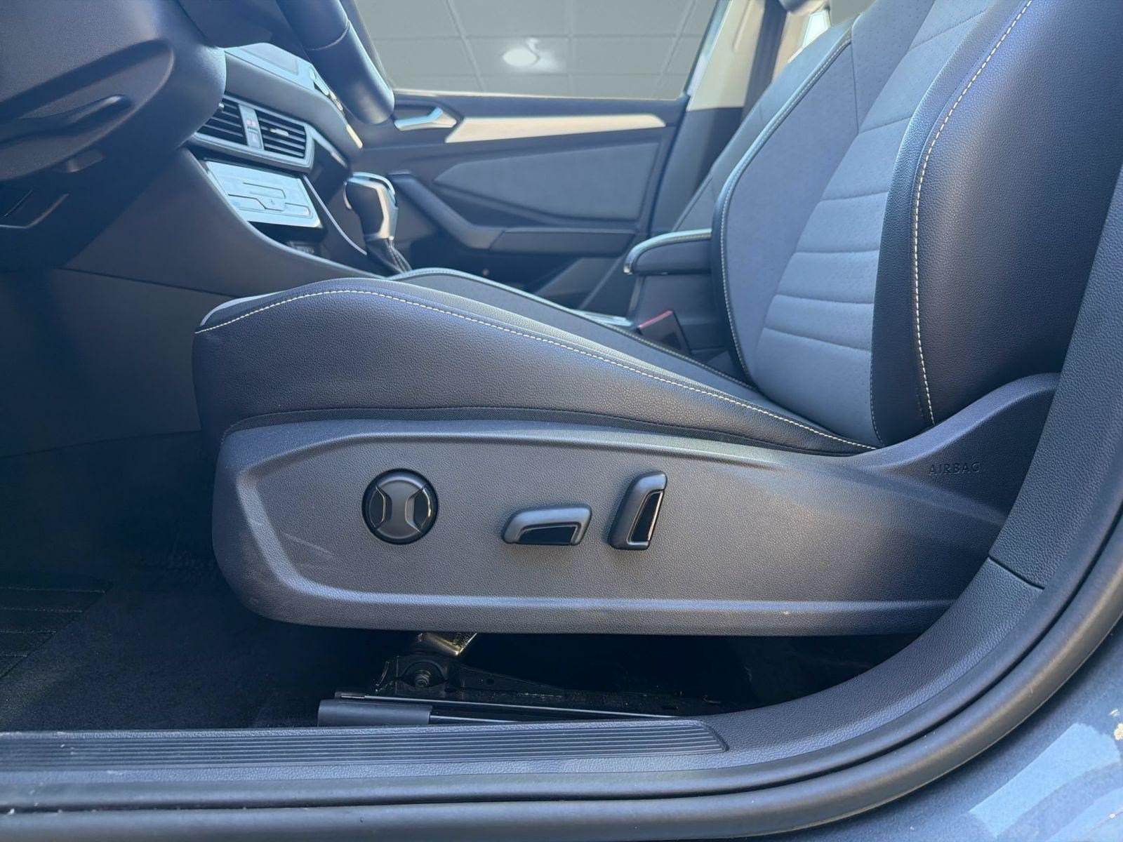 Used 2025 Volkswagen Jetta SE w/ Sunroof Package FWD image 14
