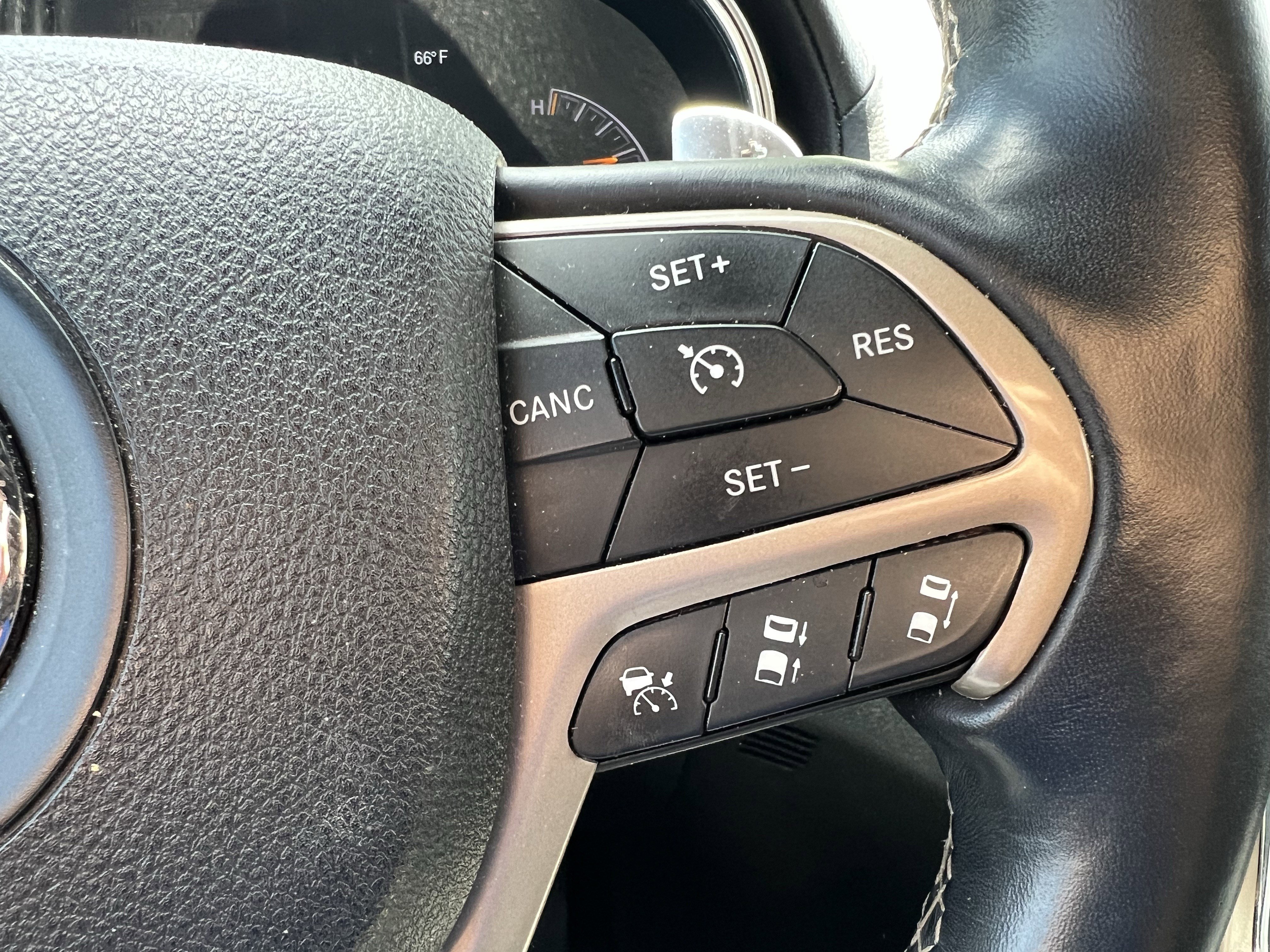 Used 2014 Jeep Grand Cherokee Overland w/ Advanced Technology Group AWD/4WD image 20