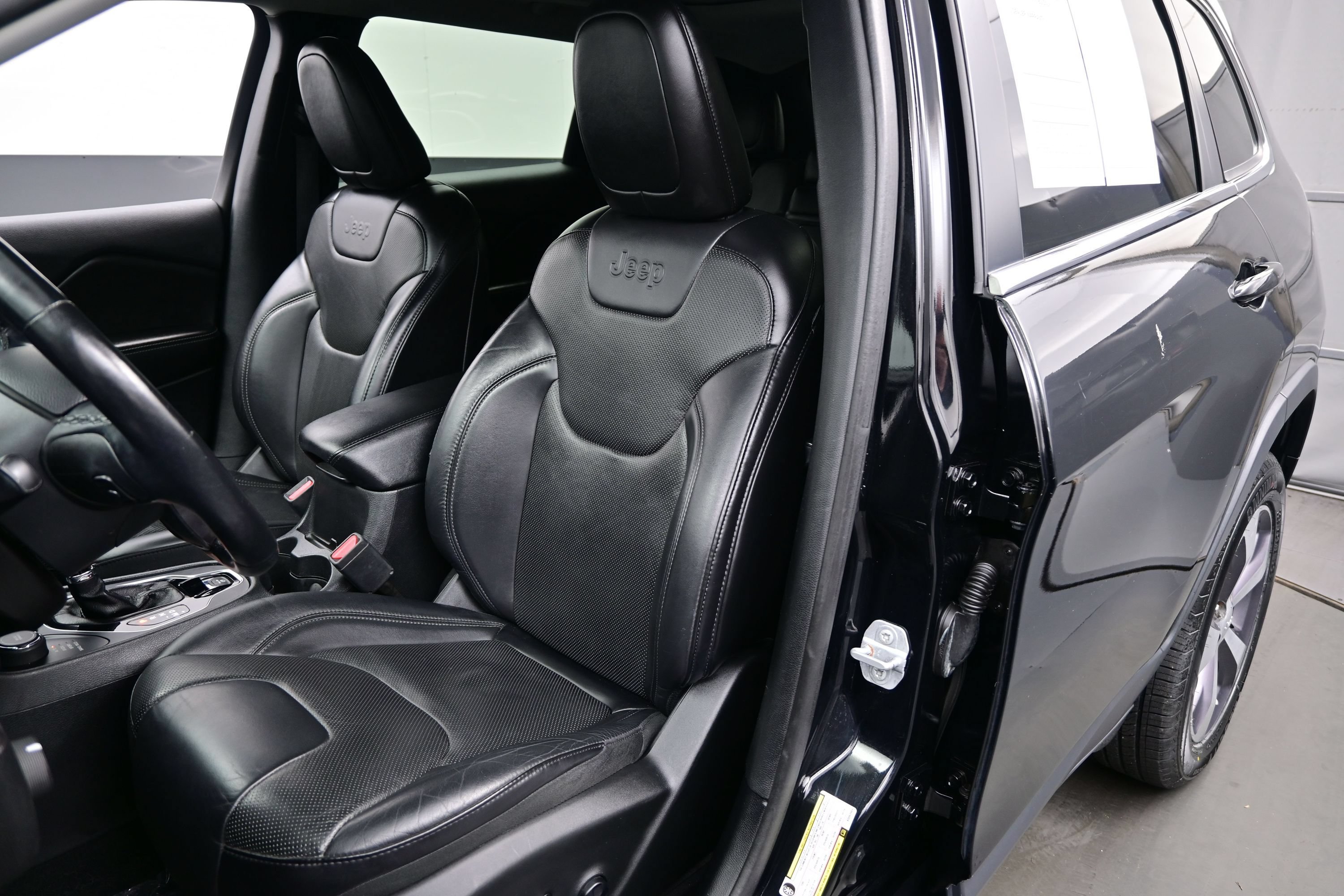Used 2019 Jeep Cherokee Limited w/ Luxury Group AWD/4WD image 12