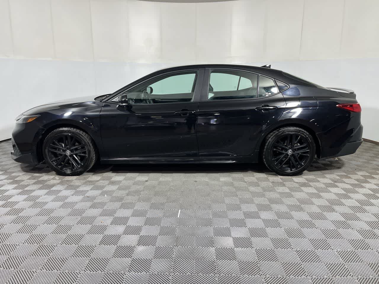 Used 2025 Toyota Camry SE FWD image 5