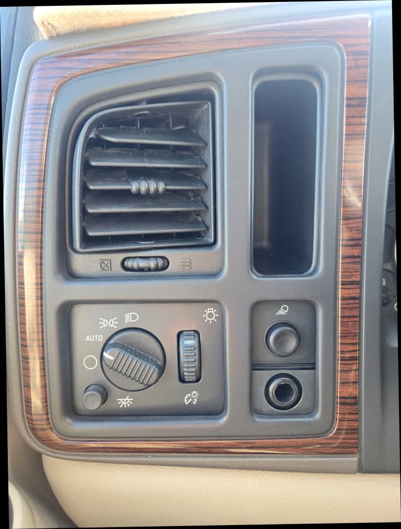 Used 2004 Cadillac Escalade EXT image 26