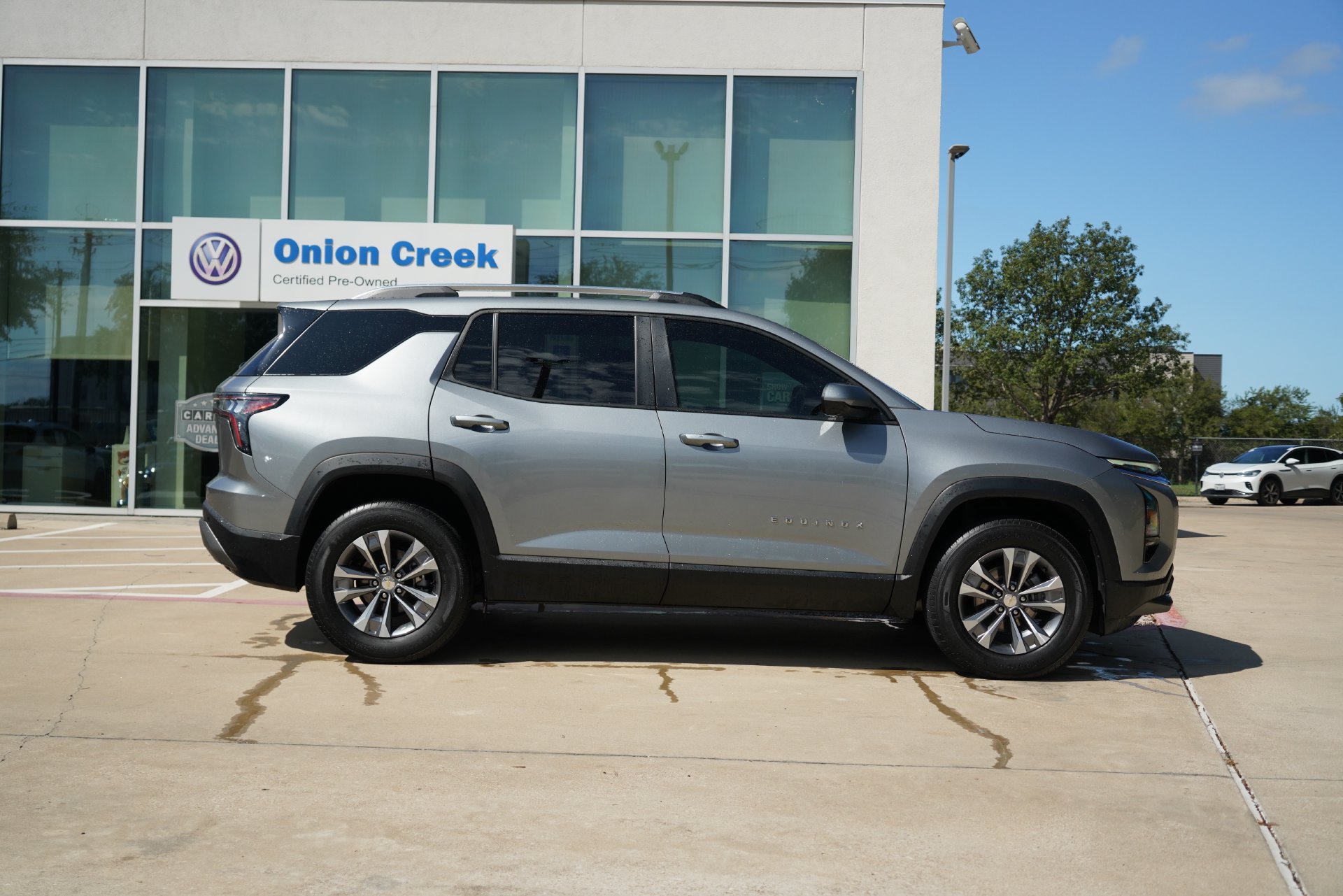 Used 2025 Chevrolet Equinox LT w/ Convenience Package II FWD image 4