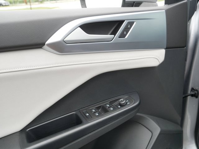 Certified 2025 Volkswagen Taos SE AWD/4WD image 16