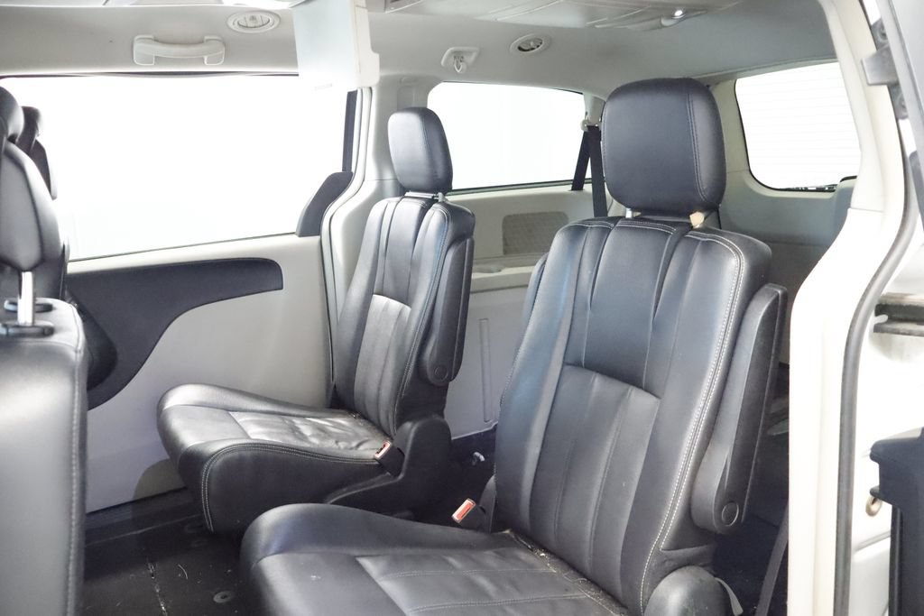 Used 2014 Chrysler Town & Country Touring FWD image 14