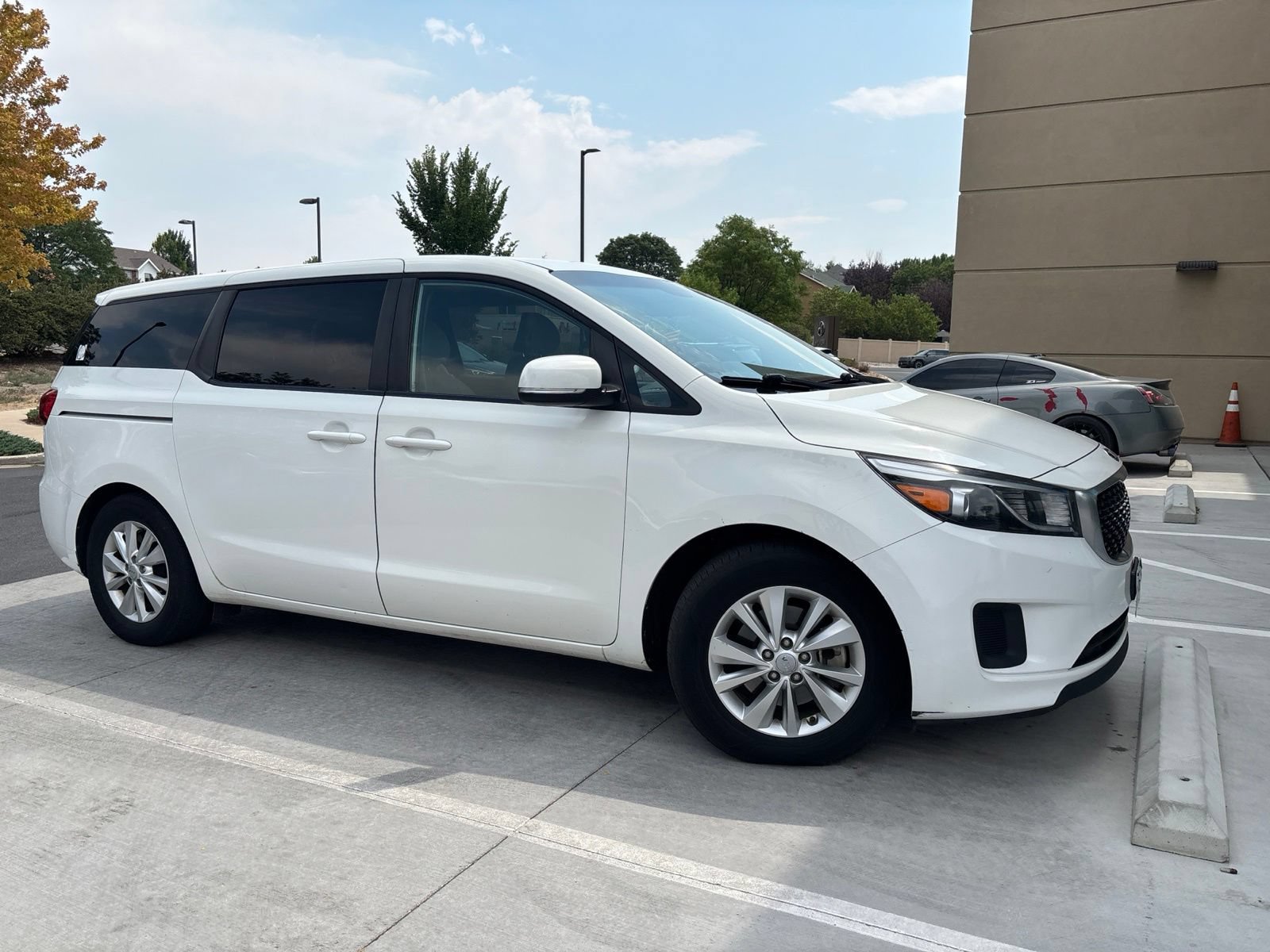 Used 2017 Kia Sedona LX FWD image 3