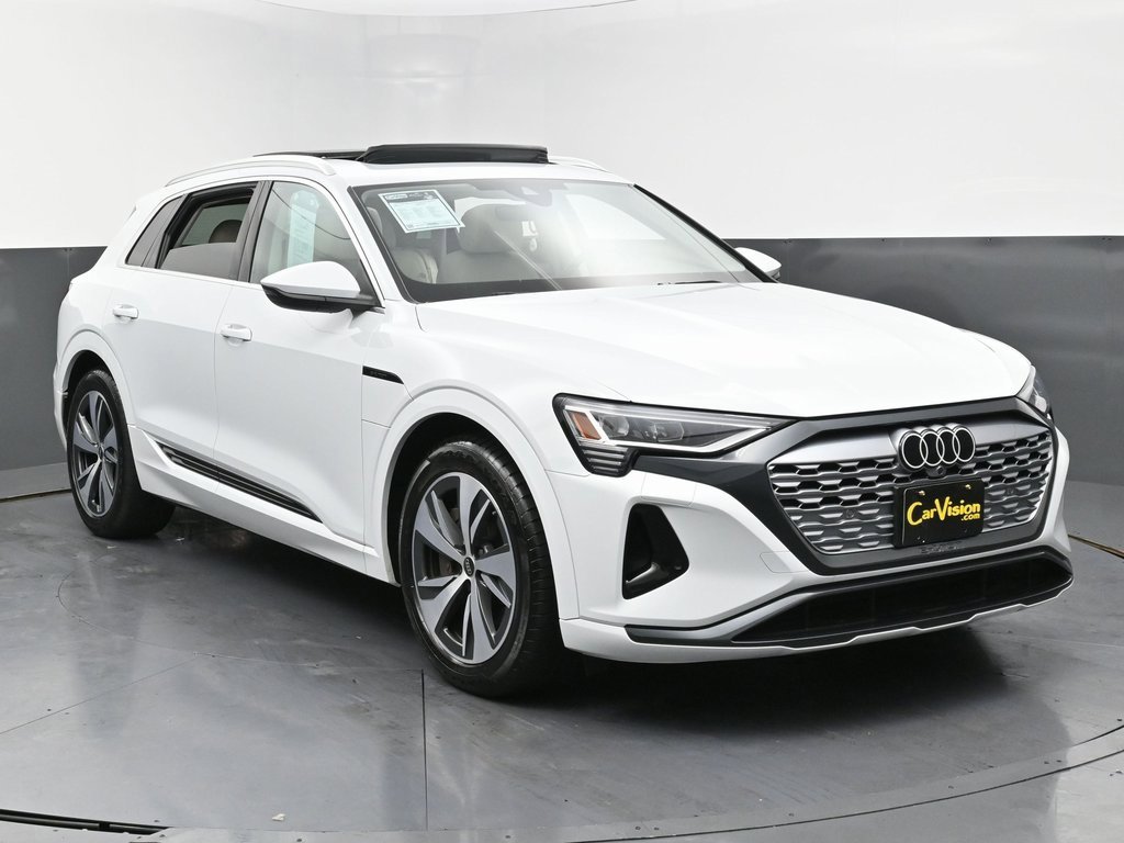 Used 2024 Audi Q8 e-tron Premium image 3