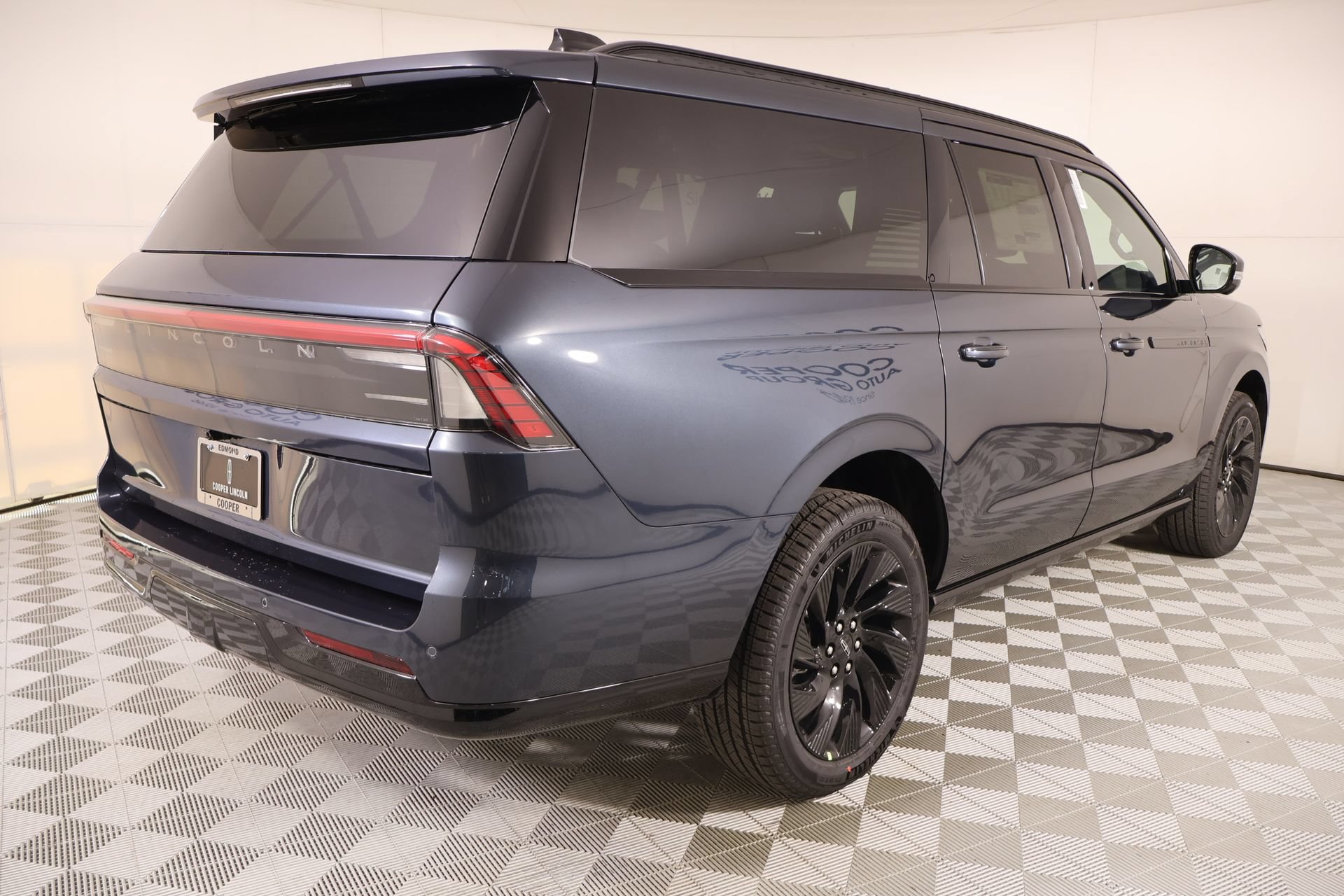 New 2026 Lincoln Navigator L Reserve w/ Jet Appearance Package AWD/4WD image 23