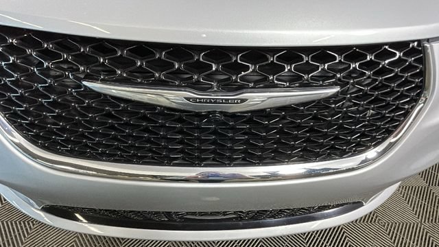 Used 2024 Chrysler Pacifica Touring-L FWD image 8