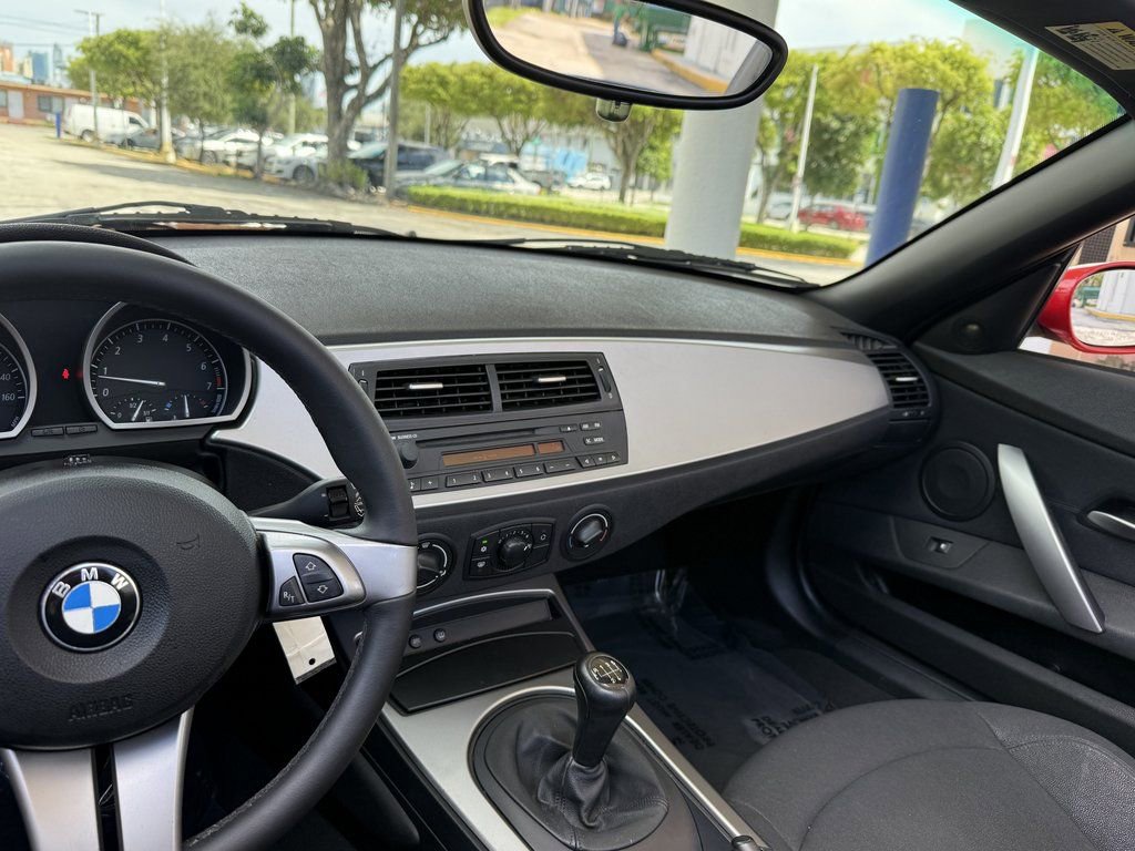 Used 2005 BMW Z4 2.5i image 12