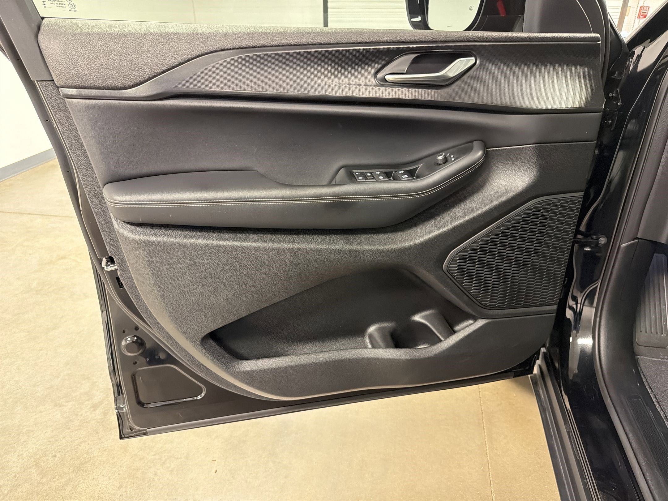 Used 2025 Jeep Grand Cherokee L Altitude image 12