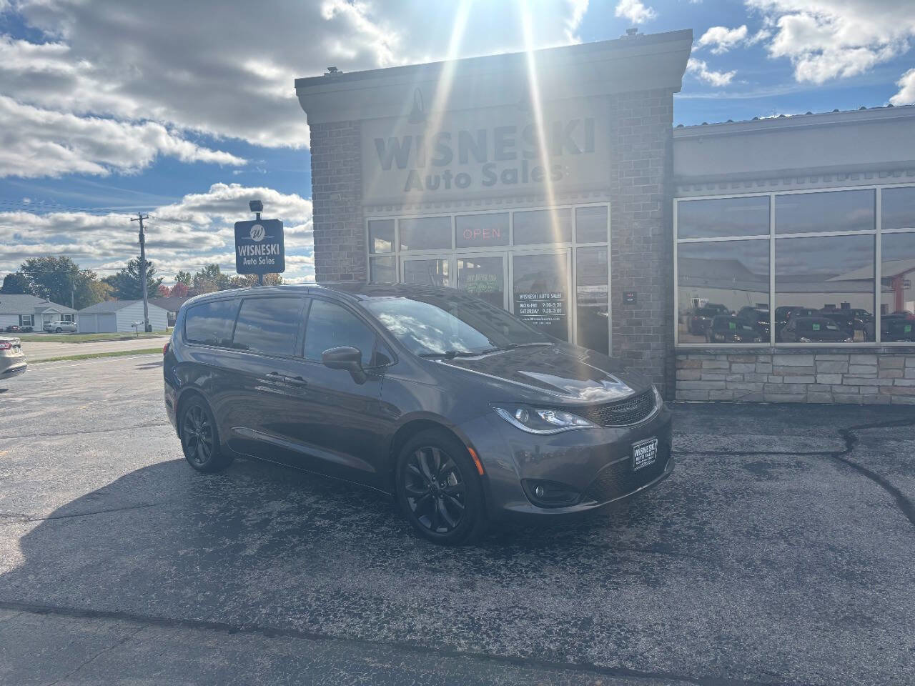 Used 2019 Chrysler Pacifica Touring Plus w/ S Appearance Package image 1