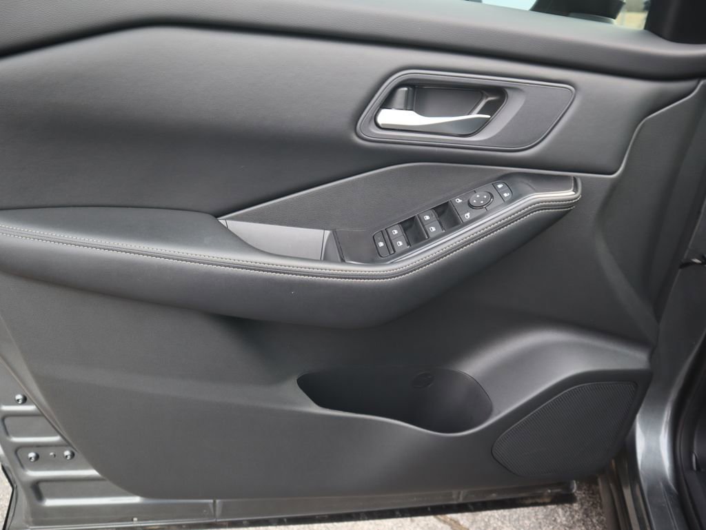 Used 2025 Nissan Rogue SV image 16