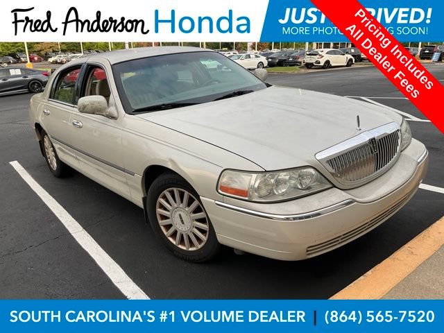 Used 2005 Lincoln Town Car Signature RWD image 1