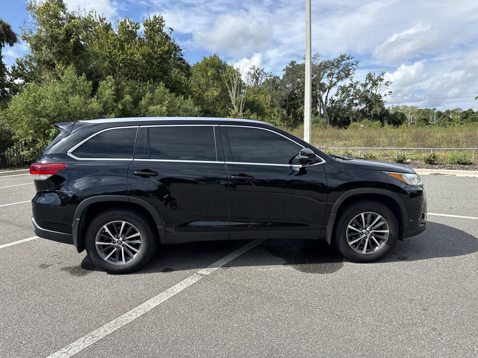 Used 2019 Toyota Highlander XLE AWD/4WD image 2