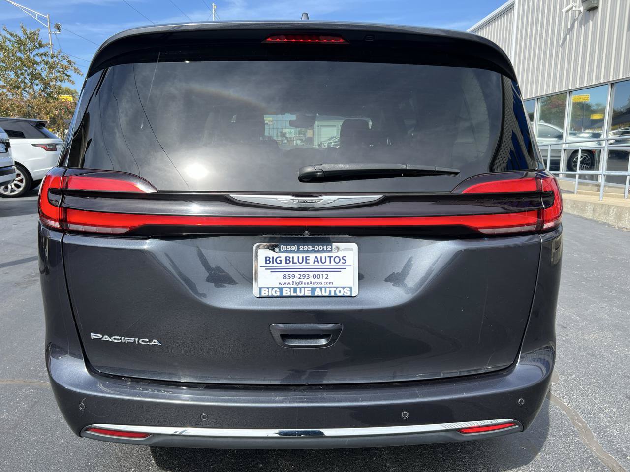 Used 2021 Chrysler Pacifica Touring-L FWD image 4