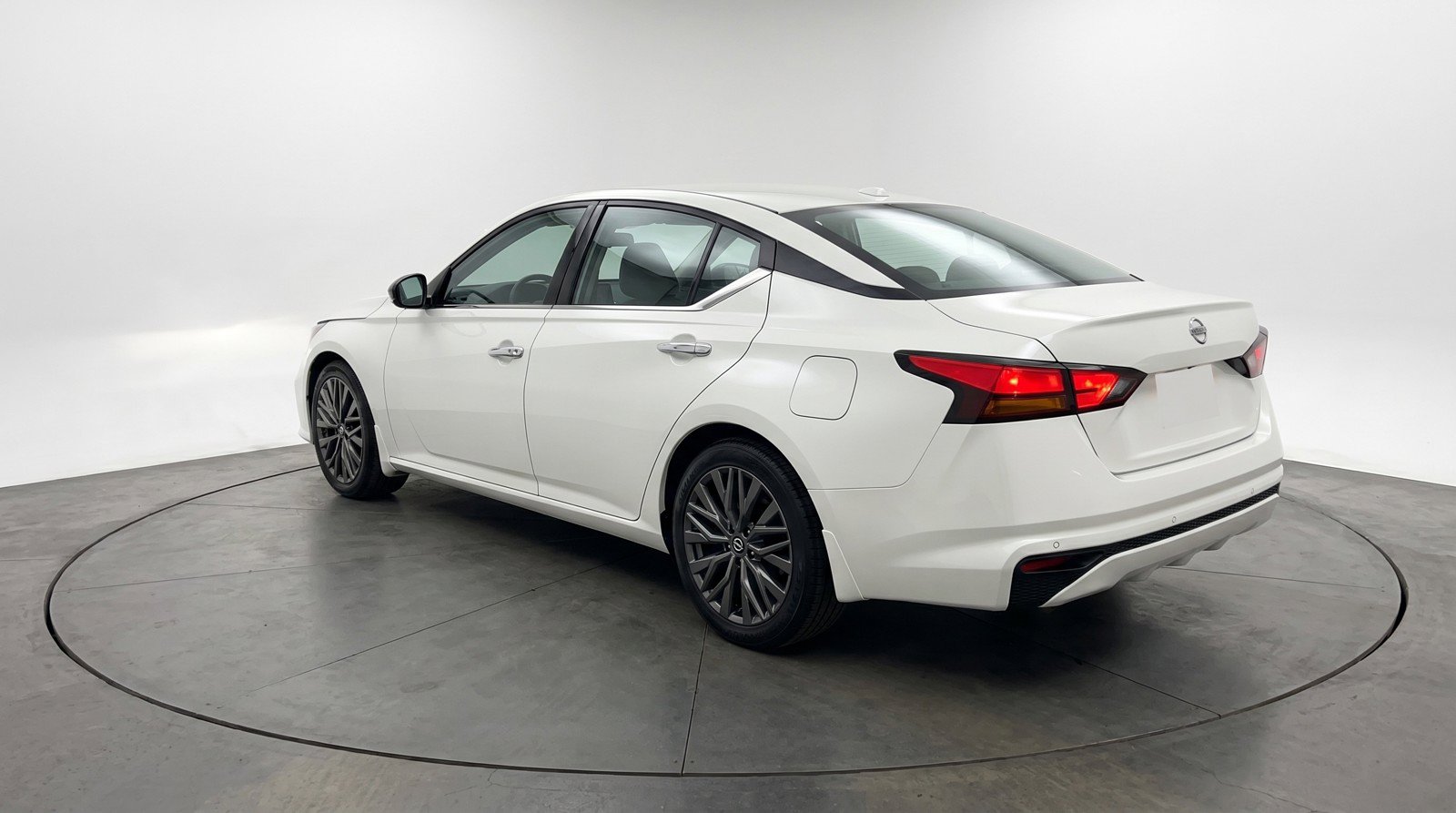 Used 2025 Nissan Altima 2.5 SV FWD image 6