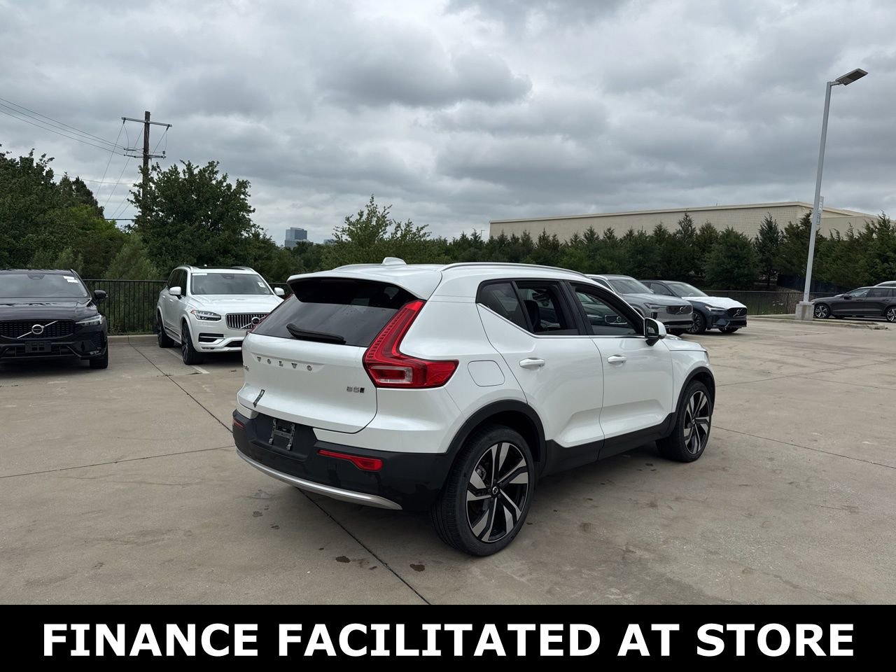 Certified 2025 Volvo XC40 B5 Plus AWD/4WD image 5