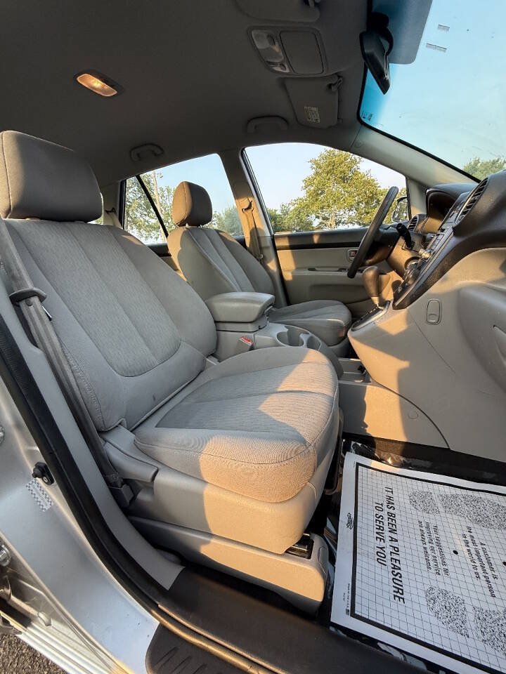Used 2009 Kia Rondo LX FWD image 16
