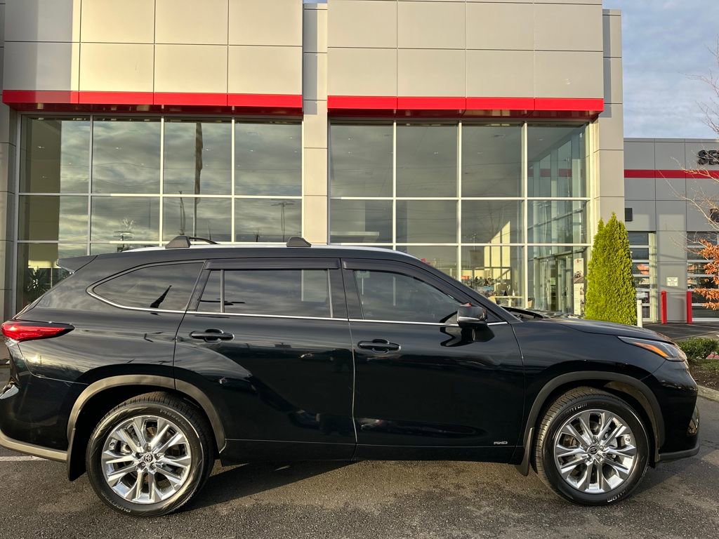 Used 2023 Toyota Highlander Limited image 2